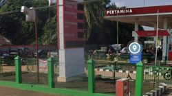 Antrian Pengerit Di SPBU 24.333.77 Kecamatan Kelapa Membludak