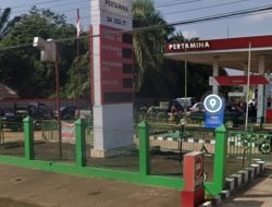 Antrian Pengerit Di SPBU 24.333.77 Kecamatan Kelapa Membludak